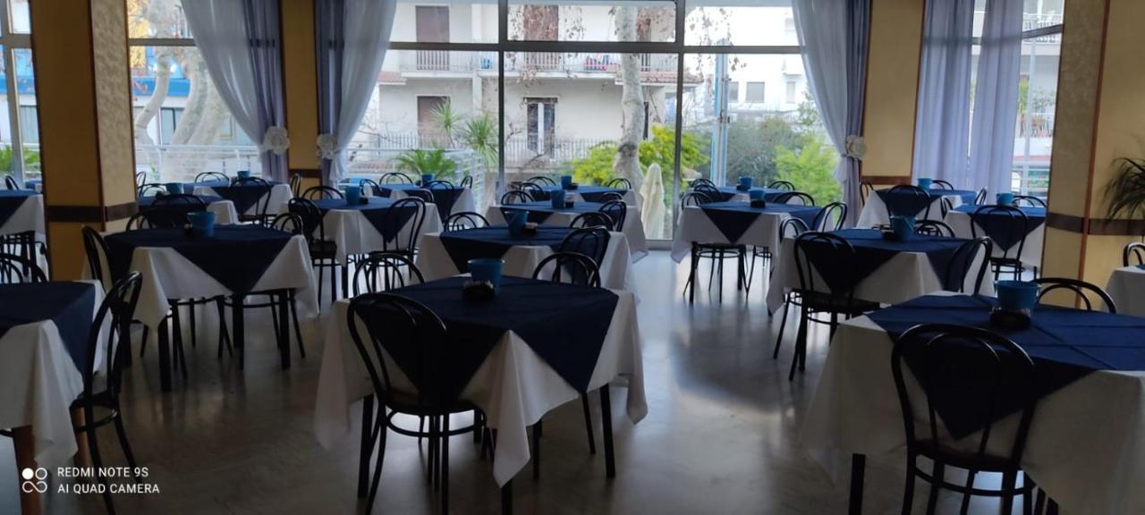 Hotel Half Moon Airport Restaurant Rimini Exterior foto